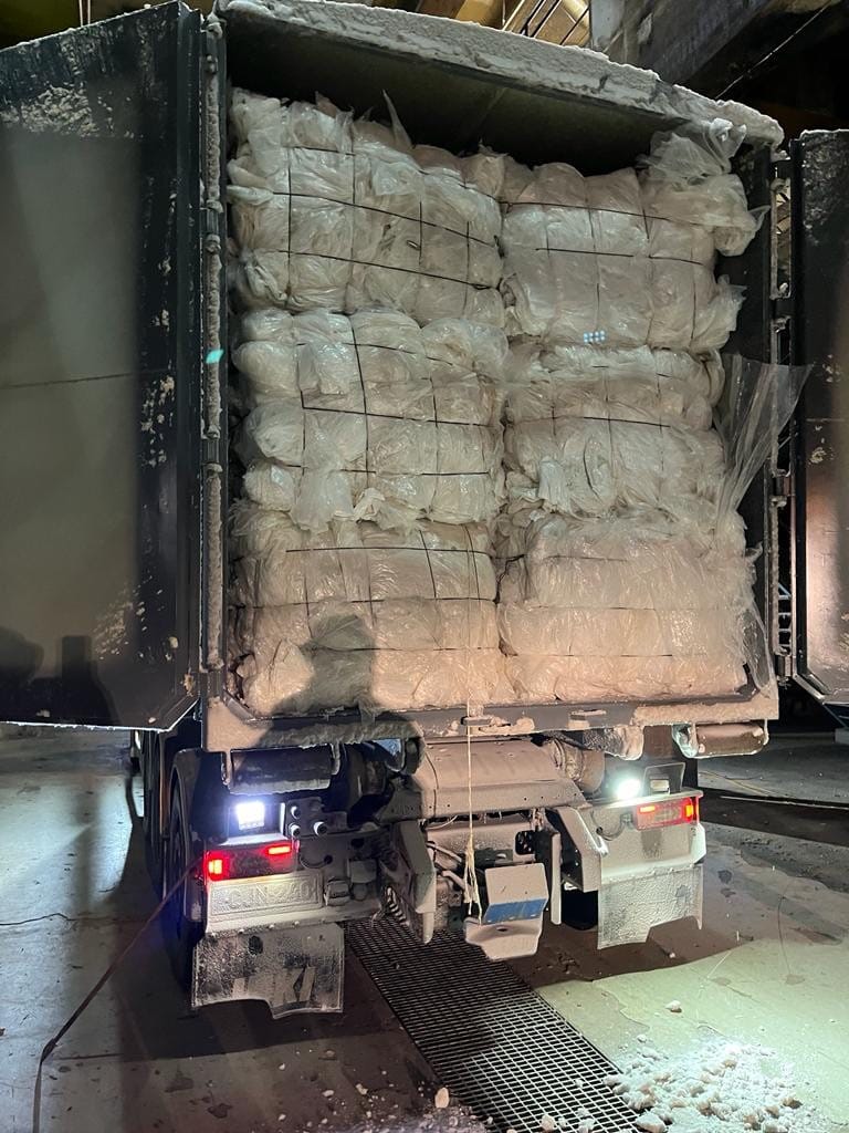 Camion chargé de balles de plastique