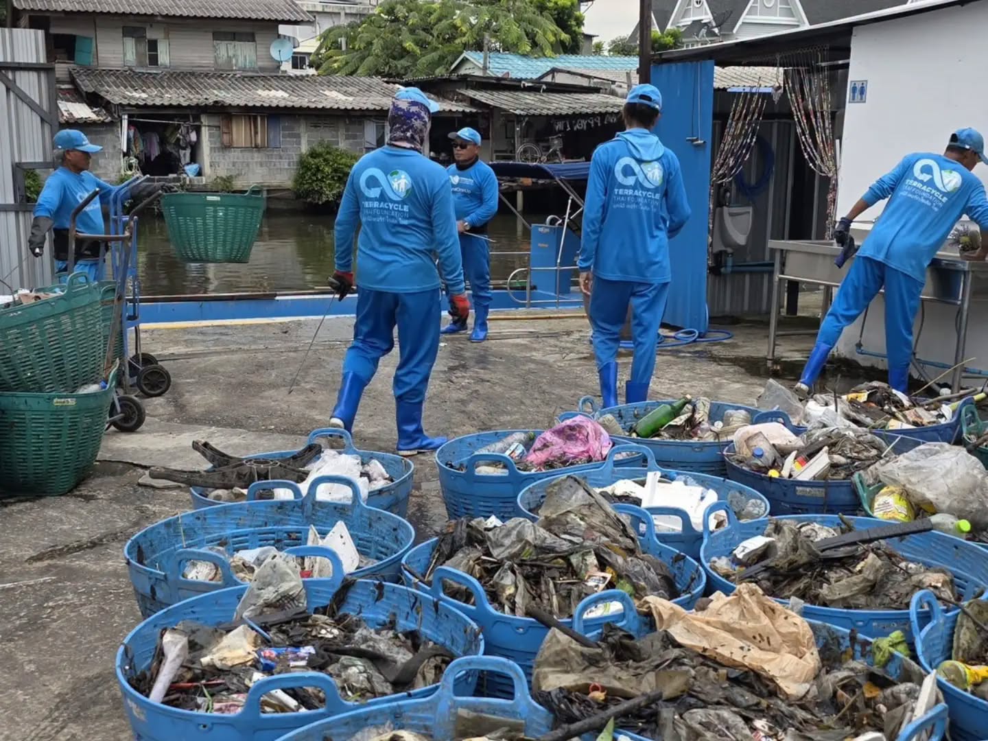 Équipe qui trie des bacs de déchets
